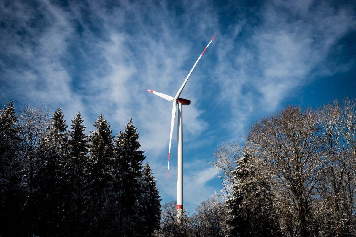 Large Wind Turbines Full Of Small Sensors (EN)